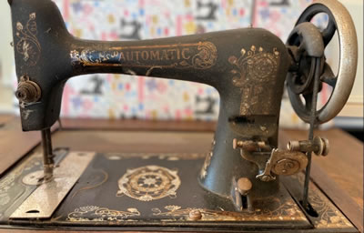 image of SINGER FeatherWeight before restoration
